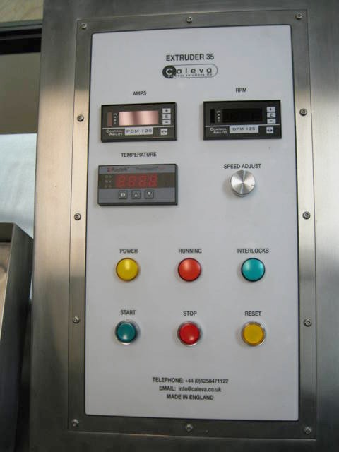 Control panel with temperature display for optional cooling plate